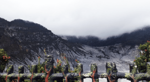 Dalam Bahasa Sunda : Kisah Sangkuriang Dan Dayang Sumbi Dalam Cerita Terjadinya Gunung Tangkuban Perahu