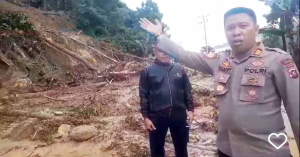 Longsor Tarusan, Lintas Padang – Painan – Bengkulu Lumpuh Total