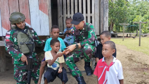 SATGAS YONIF 131/BRAJA SAKTI LAKSANAKAN ANJANGSANA DAN BERI PENGOBATAN GRATIS