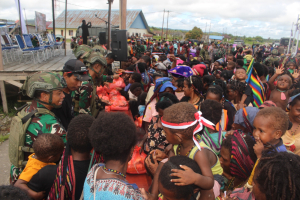 Satgas Yonif Raider 503/Mayangkara Kostrad, Bagikan1000 Sembako di Habema