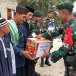 Satgas Pamtas RI-Malaysia Yonarmed 11 Kostrad Bagikan Bantuan ke Ponpes Yayasan Ahmad Bone