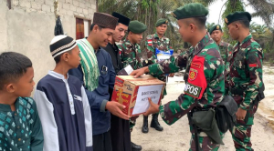 Satgas Pamtas RI-Malaysia Yonarmed 11 Kostrad Bagikan Bantuan ke Ponpes Yayasan Ahmad Bone