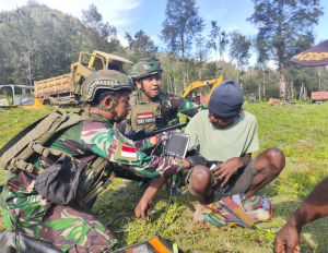 Hadir untuk Masyarakat, Satgas Yonif 323 Laksanakan Komsos dan Pelayanan Kesehatan