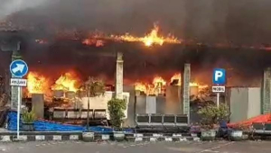 Diduga Korsleting listrik, Pendopo Kecamatan Bekasi Selatan Hangus Dilahap Api