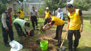Penanaman Bibit Pohon Buah di Taman Helonix Pasar Rebo, Wujud Kepedulian Terhadap Lingkungan
