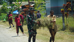 Jaga Kebersihan Lingkungan, Satgas Yonif 131/BRS Gotong- Royong Bersama Siswa Siswi SMPN5 Arso
