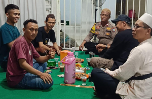Cegah Tawuran, Bhabinkamtibmas Kalibaru Kunjungi Pos Kamling