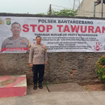 Bhabinkamtibmas Mustikasari Pasang Spanduk Himbauan Stop Tawuran