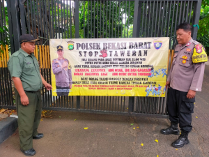 Bhabinkamtibmas Jakasampurna Pasang Spanduk “Stop Tawuran” di Jalan Gaharu