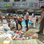 Sinergitas Tiga Pilar: Karya Bhakti HUT TNI ke-79 Pembersihan Anak Kali Sentiong