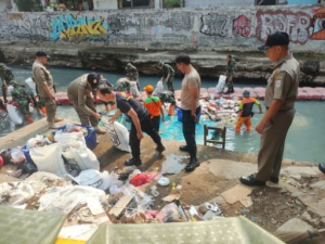 Sinergitas Tiga Pilar: Karya Bhakti HUT TNI ke-79 Pembersihan Anak Kali Sentiong