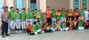 Bhabinkamtibmas Aiptu Samsuri Sosialisasikan Stop Tawuran di SMP Tahta Sajar