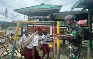 ANAK-ANAK MAMBA SAMBUT GEMBIRA KOMSOS HABEMA