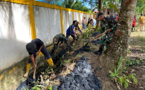Satgas Pamtas Yonarmed 11 Kostrad Gelar Karya Bakti Pembersihan Jalan di Desa Aji Kuning