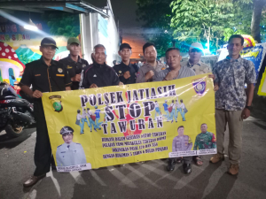 Bhabinkamtibmas Pasang Spanduk Anti-Tawuran, Ajak Warga Jatiasih Jaga Kondusifitas Kamtibmas
