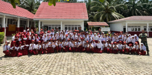 Satgas Pamtas Yonarmed 11 Kostrad Tanamkan Jiwa Nasionalisme kepada Anak-Anak di Perbatasan