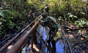 Satgas Yonif 762/VYS Perbaiki Pipa Air Warga  Kampung Aisyo, Distrik Aifat