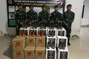 Satgas Pamtas Yonarmed 11 Kostrad Gagalkan Penyelundupan 360 Botol Miras Ilegal di Perbatasan Sebatik