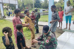 Peduli Kesehatan Warga, Satgas Yonif 131/Brs Beri Pengobatan Gratis Kepada Warga