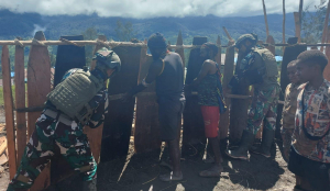 HABEMA GOTONG ROYONG BANGUN HONAI WARGA YENGGERNOK