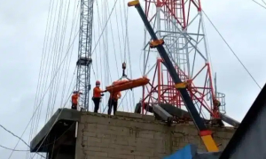 Tragedi Tower BTS di Bekasi: Tim SAR Berjuang Keras Evakuasi Jenazah Korban