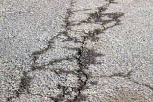 Jalan di Dusun Pringamba Retak dan Mengelupas, Diduga Berkualitas Rendah