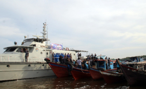 Rayakan Hari Jadi, Lanal Dumai Bagikan Sembako untuk Nelayan di Tengah Laut