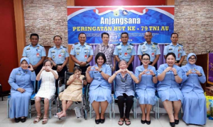 TNI AU Makassar Rayakan HUT ke-79 dengan Anjangsana: Berbagi Kasih untuk Lansia, Anak Yatim, dan Veteran