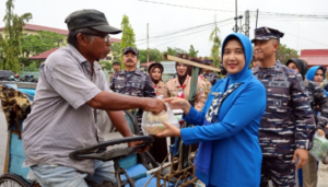 Semarak Ramadan: Lanal Dumai Berbagi Takjil, Tanamkan Kepedulian Sejak Dini
