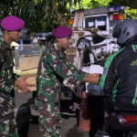 Sahur Berkah, Yonmarhanlan III Bagikan Makanan untuk Ojek Online di Pasar Senen