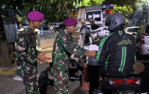 Sahur Berkah, Yonmarhanlan III Bagikan Makanan untuk Ojek Online di Pasar Senen