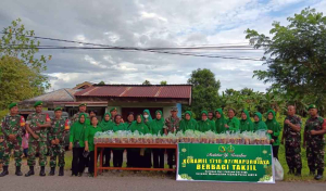 Koramil 1710-07/Mapurujaya Berbagi Takjil , Ringankan Perjalanan Warga Berbuka