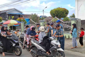 Lanal Simeulue Berbagi Takjil, Wujud Kepedulian di Bulan Suci Ramadhan