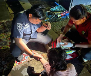 Aksi Sigap Polisi Selamatkan Wanita yang Nyaris Bundir di Jalan Raya