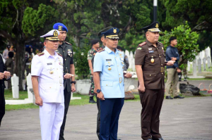 Peringati 79 Tahun Bandung Lautan Api, Danlanal Bandung dan TNI AL Gelar Ziarah serta Tabur Bunga