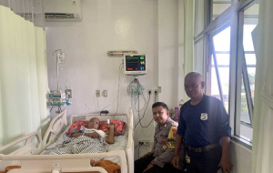 Bhabinkamtibmas Pademangan Barat Jenguk Anggota Linmas, Wujud Kepedulian dan Solidaritas