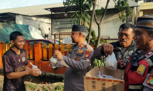 Polsek Pademangan Berbagi Takjil, Hangatkan Ramadhan di Kampung Bandan