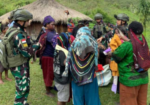 Satgas Yonif 112/DJ Pos Tinggi Nambut Bagikan Pakaian untuk Warga Kampung Pagargom, Bukti Kepedulian TNI di Papua