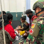 Aksi Heroik Satgas Yonif 715/Mtl: Evakuasi Bocah Papua yang Sakit ke Rumah Sakit