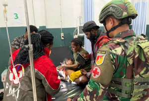 Aksi Heroik Satgas Yonif 715/Mtl: Evakuasi Bocah Papua yang Sakit ke Rumah Sakit