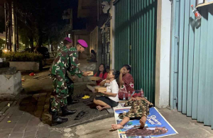 Yonmarhanlan III Berbagi Berkah Ramadhan, Bagikan Paket Sahur untuk Warga Kurang Mampu
