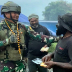 Satgas Yonif 112/DJ Pos Kampung 55 Pruleme Berbagi Kebahagiaan dengan Warga Puncak Jaya