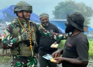 Satgas Yonif 112/DJ Pos Kampung 55 Pruleme Berbagi Kebahagiaan dengan Warga Puncak Jaya