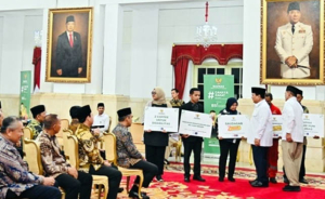 Panglima TNI Dampingi Presiden Prabowo Serahkan Zakat: Wujud Kepedulian untuk Kesejahteraan Umat