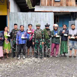 Hangatnya Kebersamaan: Satgas Yonif 715/Mtl Bagikan Takjil untuk Warga Puncak Jaya