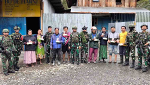 Hangatnya Kebersamaan: Satgas Yonif 715/Mtl Bagikan Takjil untuk Warga Puncak Jaya