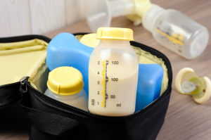 ASI Perah Bisa Dibawa Sebagai Stok Makanan Bayi, Ini Cara Aman Menyimpannya