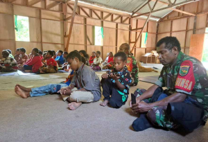Babinsa Koramil Tembagapura Ikuti Ibadah Bersama Warga, Perkuat Keimanan dan Kebersamaan