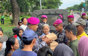 Menjelang Lebaran, Prajurit Yonmarhanlan III Tebar Kebaikan untuk Tunawisma di Jakarta