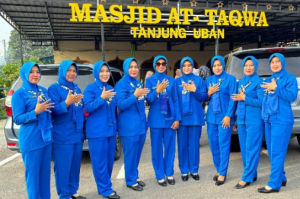 Jalasenastri Lanal Bintan Bagikan Takjil, Pererat Kebersamaan di Bulan Ramadan